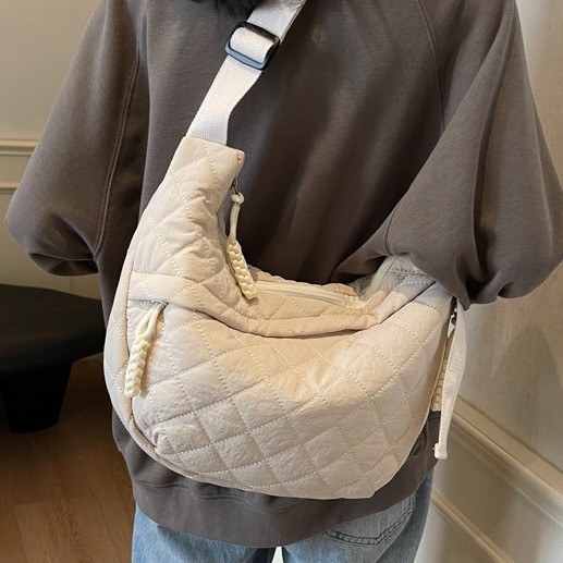 The new 2024 autumn and winter collection features a simple diamond-patterned retro high-end single-shoulder bag that is fashionable and versatile, with a large capacity for commuting crossbody Application Scenario