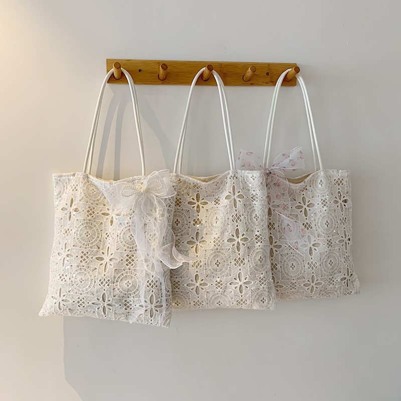New Summer 2025 niche handbags: large capacity bucket bag, lace versatile shoulder bag, commuting canvas underarm bag Application Scenario