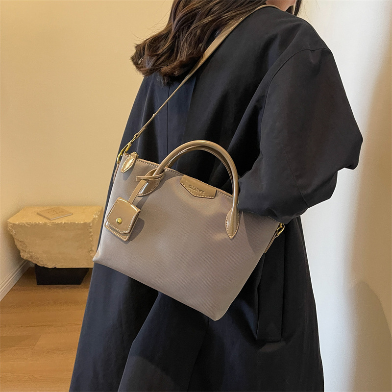 A versatile, fashionable and high-end Oxford fabric large-capacity tote bag for women, a new 2023 solid color commuter crossbody bag Application Scenario