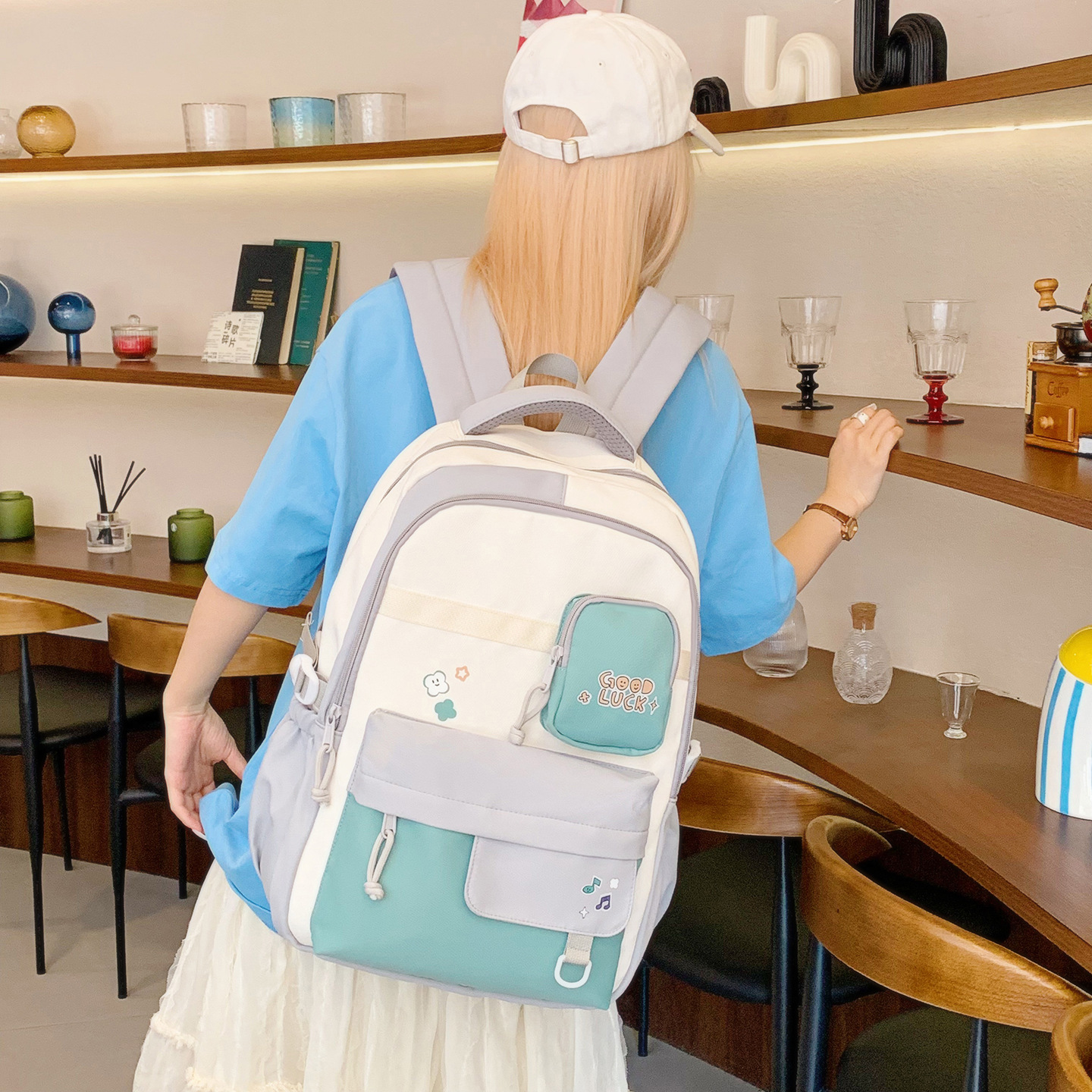 The new cute schoolbag is versatile on Instagram. It features a color-blocking and color-matching backpack for college and junior high school students. It is a solid-color backpack with a large capacity Application Scenario
