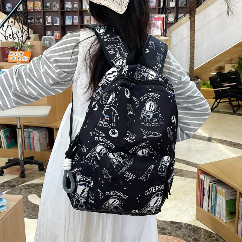 New schoolbag for high school and junior high school students, trendy for college students, large capacity, versatile, graffiti, Instagram, simple shoulder backpack Application Scenario