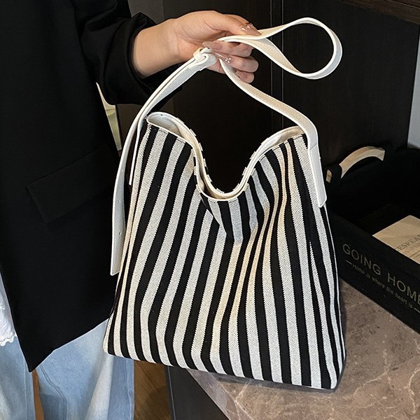 2025 Large-capacity fashionable single-shoulder women's striped fabric bag, new style for laid-back commuting, stylish color-blocking bucket bag details Picture