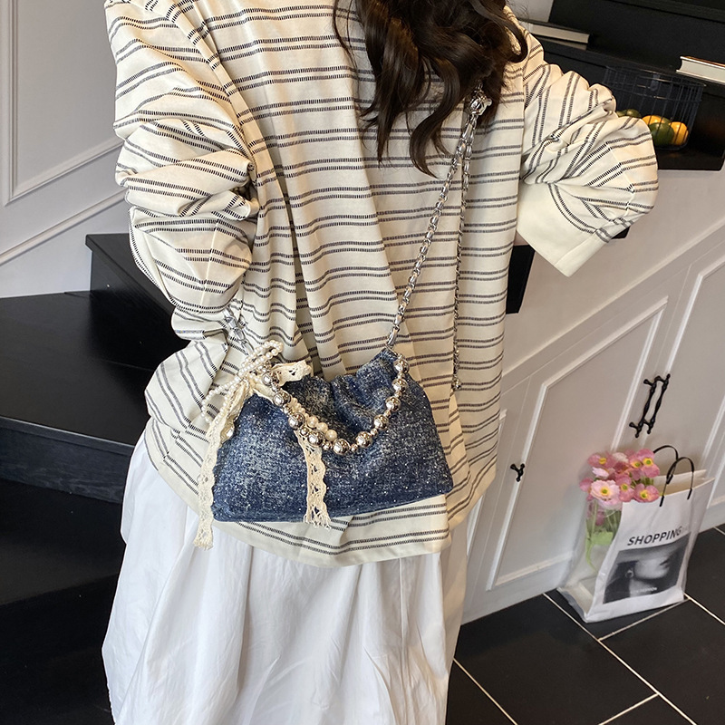 New Chinese-style beaded handbag 2025, trendy and fashionable bucket bag, versatile chain crossbody bag, solid color single-shoulder bag Application Scenario
