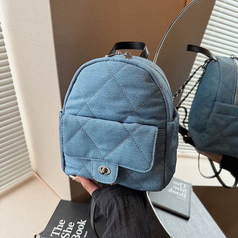 Xiaoxiangfeng diamond-shaped chain backpack for women, a new 2025 model versatile backpack for college students' commuting to class full figure