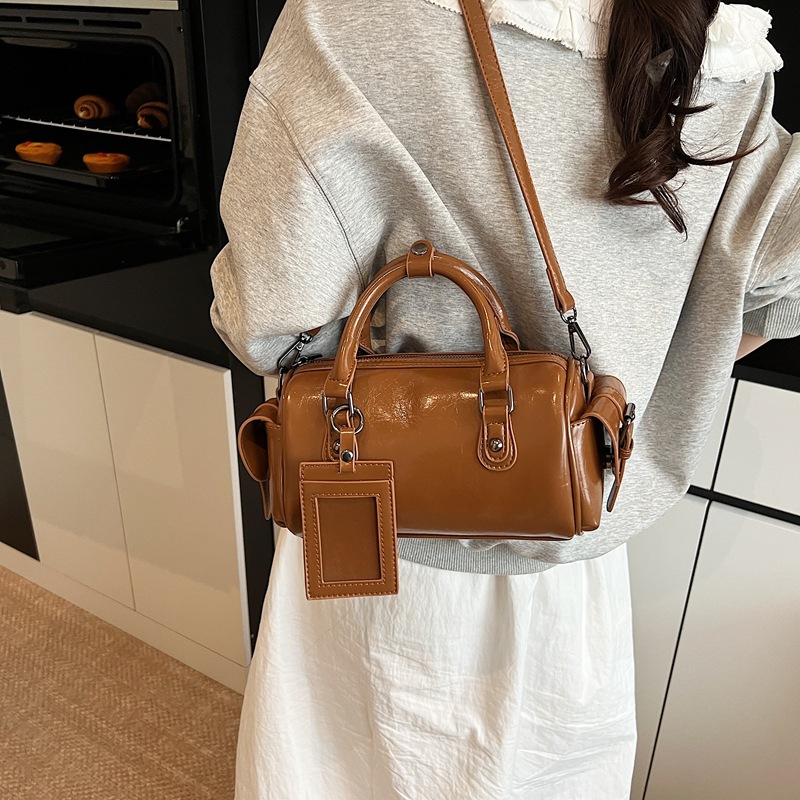 High-end, fashionable and retro hand-held pillow bag for women 2025, new shiny solid color, large capacity single-shoulder bag details Picture