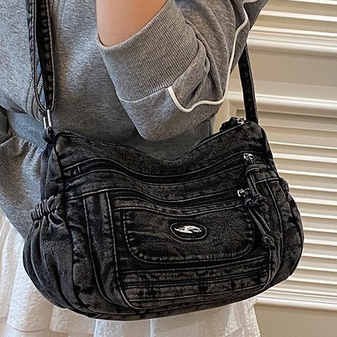 The new popular backpack for students is large in capacity, cute, high-quality and eye-catching. It is a fashionable casual travel bag for women details Picture