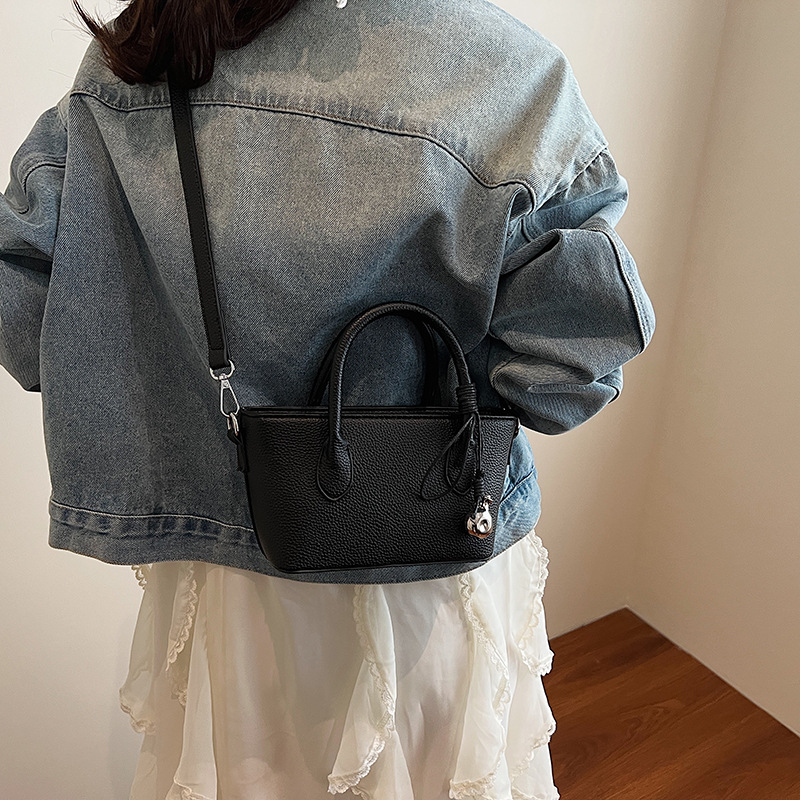 The 2025 new trendy and high-end style, fashionable and popular lychee pattern bucket bag, versatile solid color single-shoulder crossbody bag Application Scenario