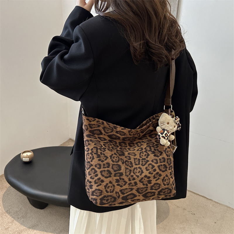 Cross-border women's bag, retro and stylish tote bag, new fashionable leopard print large-capacity single-shoulder bag for commuting to work Application Scenario