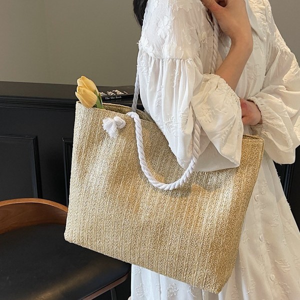The new trendy straw woven casual single-shoulder tote bag is a must-have for women, featuring a fresh and artistic woven hand-held versatile bag Specification drawing