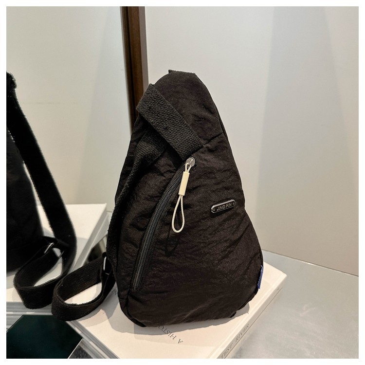 Factory wholesale of niche design bags for women, new high-end and stylish hand-held shoulder bags, versatile solid color crossbody bags Application Scenario