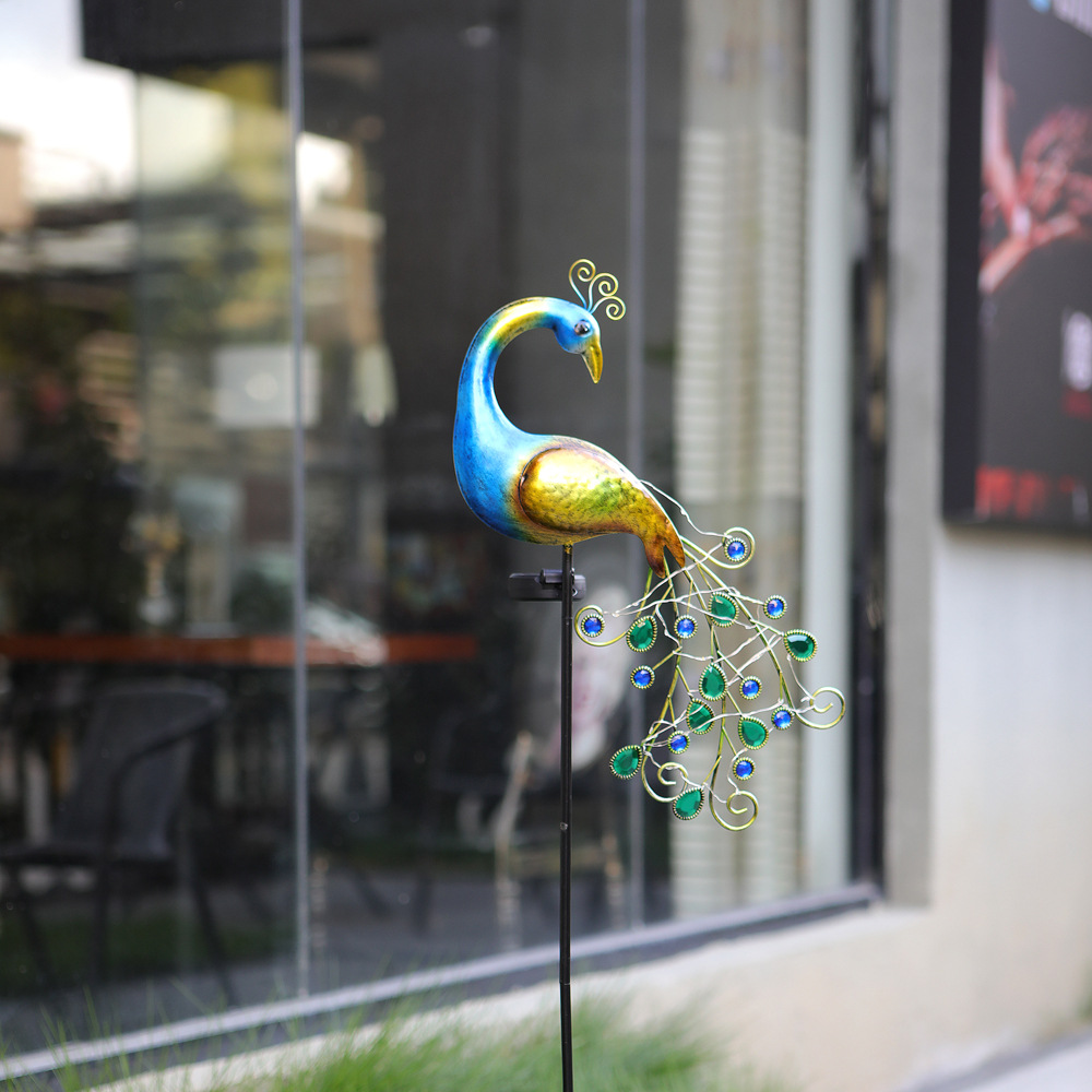 Cross-border Amazon solar lamps, peacock garden lamps, peacock handicrafts, ironwork ornaments, ground-mounted courtyard decorative lamps Application Scenario