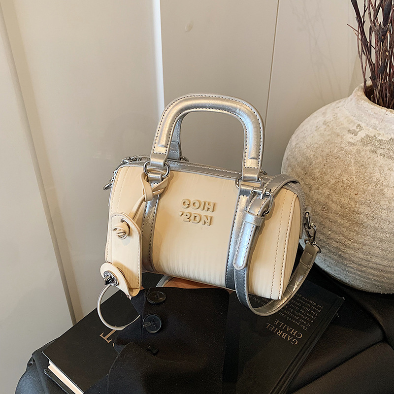 The 2025 new high-end, niche hand-held pillow bag, a retro and fashionable single-shoulder bag for women, and a versatile and stylish crossbody bag full figure