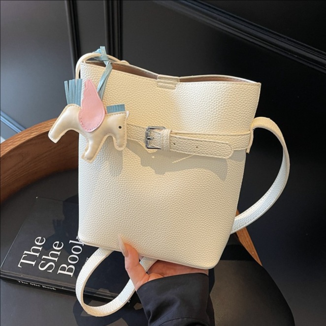 A fashionable large-capacity bucket bag for women in 2025, a versatile shoulder bag, a high-end small square bag, and a trendy crossbody bag full figure
