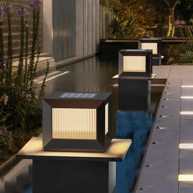 New solar-powered outdoor waterproof column head lamps for both sides of villa gates, garden courtyard gate columns, and outdoor fence guardrails Application Scenario