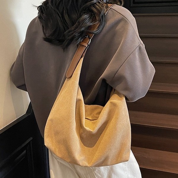 A new solid-color design bag for women, a popular solid-color single-shoulder crossbody bag, a casual large-capacity commuter tote bag details Picture