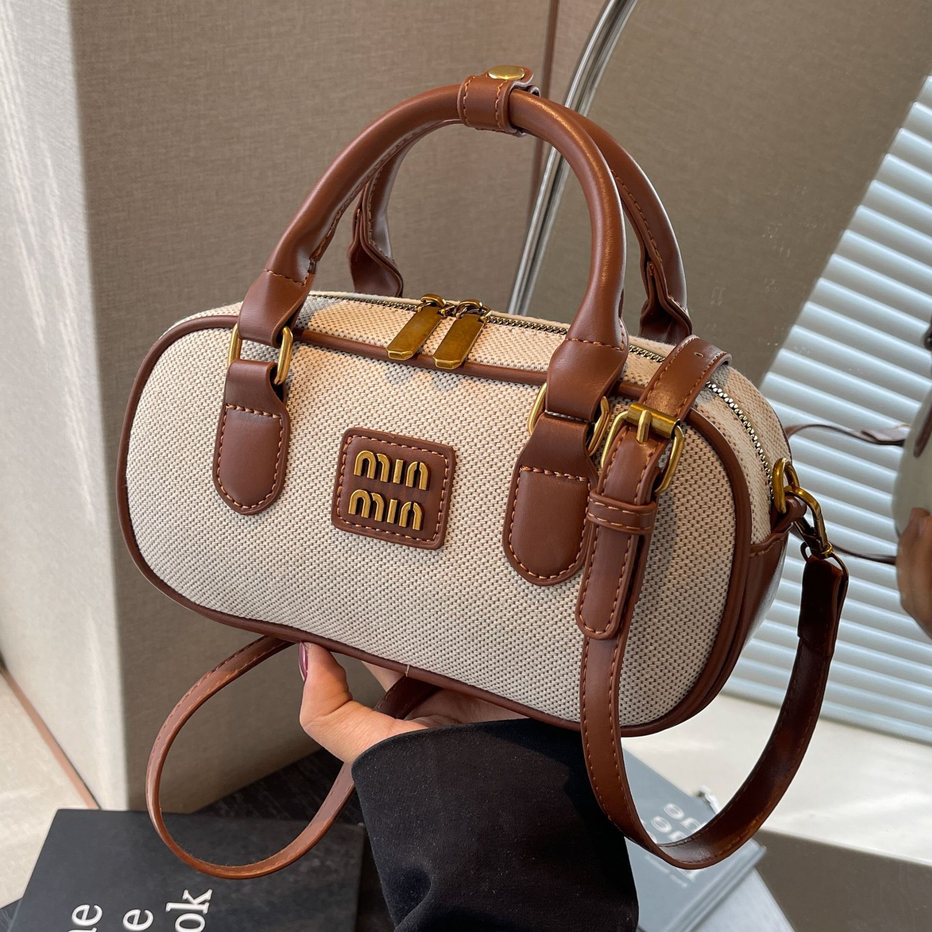 A retro Boston color-blocking hand-held pillow small bag for women, a new 2025 versatile and fashionable single-shoulder crossbody bag full figure