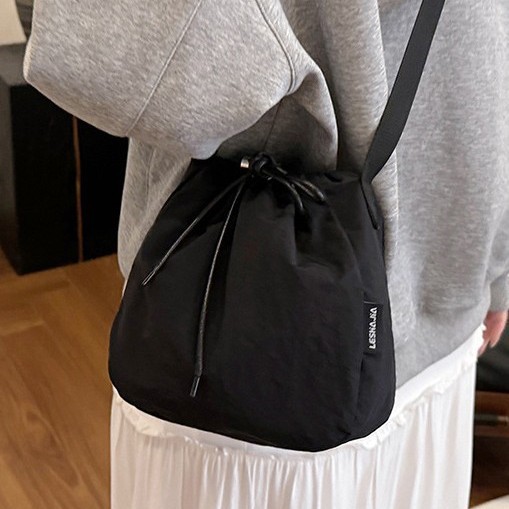 2024 New single-shoulder crossbody bag with drawstring pocket, lightweight outdoor sports bag, school style macaron solid color bag full figure