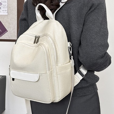 A fashionable and lightweight new small backpack for students, versatile for autumn and winter, and a detachable backpack Application Scenario