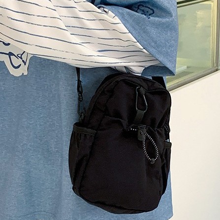 Single-shoulder fabric bag, small and lightweight mobile phone bag, 2025 new lightweight canvas sports crossbody bag, mini small bag Application Scenario