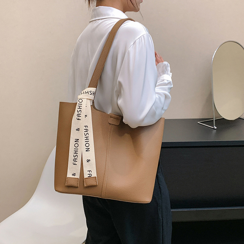 French niche, simple and large-capacity commuter tote bag for women 2023 new style, fashionable and versatile, soft leather single-shoulder large bag details Picture