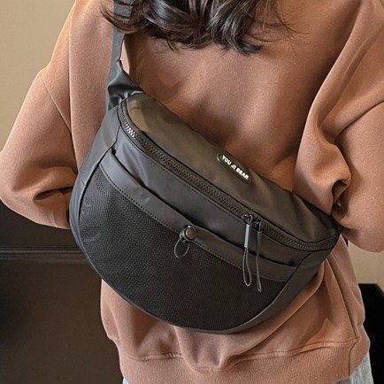 The 2025 new Korean version large-capacity women's crossbody bag, a trendy and versatile single-shoulder bag with a cool style Application Scenario