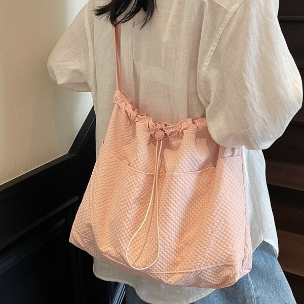 The new casual single-shoulder bag, with a laid-back and feminine style, showcases a large-capacity tote bag and a crossbody bag for school and commuting details Picture