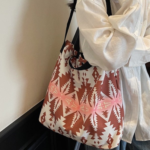 The new Bohemian-style hand-held tote bag for foreign trade is a super popular fabric bag, single-shoulder bag and large-capacity crossbody bag Application Scenario