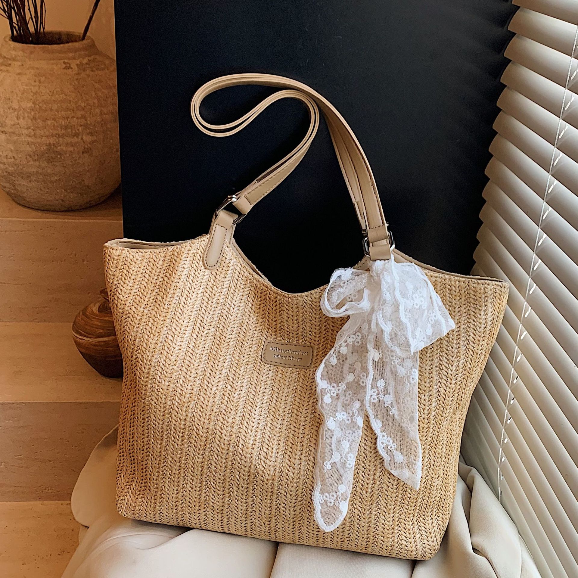 Woven straw bag for women, large capacity 2025 new summer versatile shoulder bag, textured tote bag for class and commuting full figure