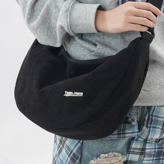 Japanese-style crossbody bag for both men and women, large-capacity dumpling bag, soft corduroy, multi-functional retro crescent bag for commuting Specification drawing