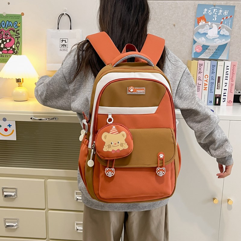 The new large-capacity ins schoolbag with contrasting colors is a simple and versatile backpack for high school and college students with high appearance standards details Picture