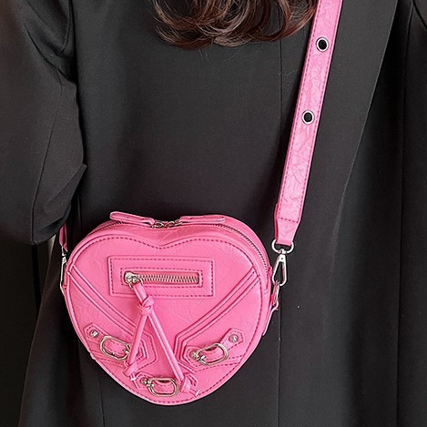 The 2024 new trendy heart-shaped motorcycle bag is a sweet and cool rivet single-shoulder bag with a retro and niche design sense Application Scenario
