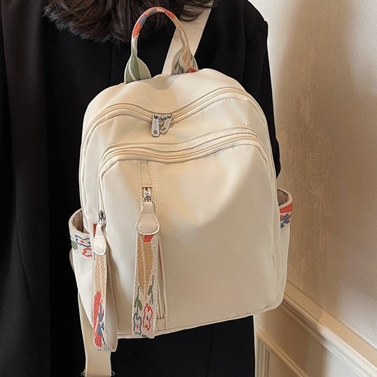 Fashionable new color-blocking fresh schoolbag bag, college-style solid color woven dirt-resistant backpack, large-capacity commuting backpack Application Scenario