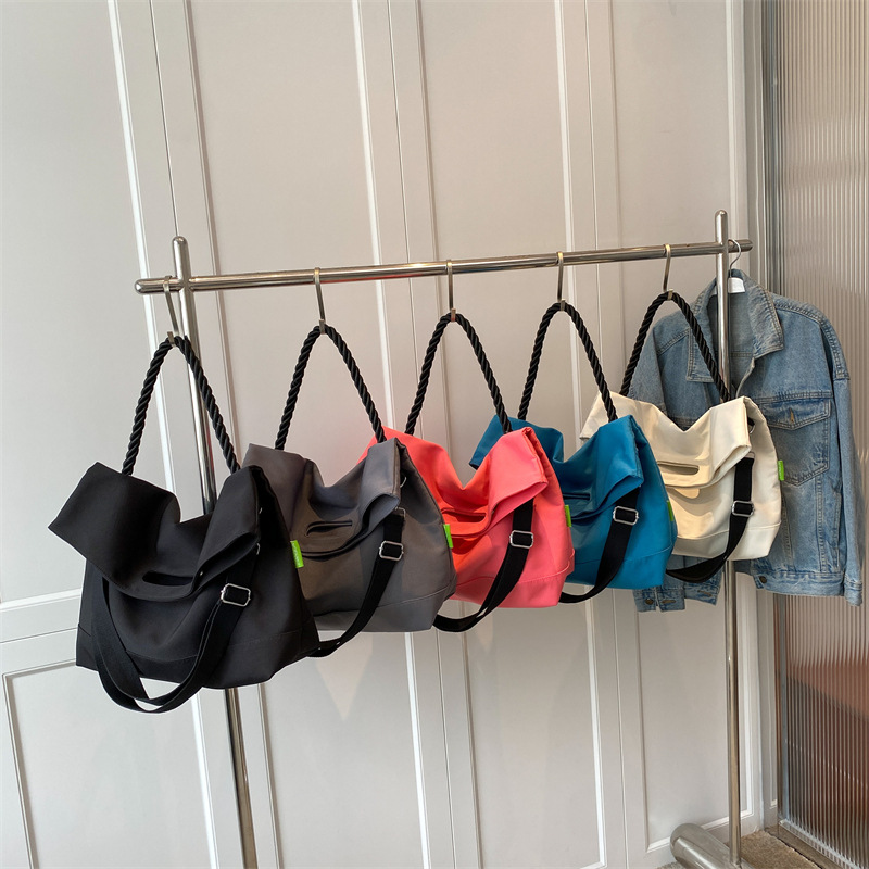 2022 New large-capacity folding single-shoulder bag for women with nylon canvas, fashionable and casual handbag, simple crossbody bag Application Scenario