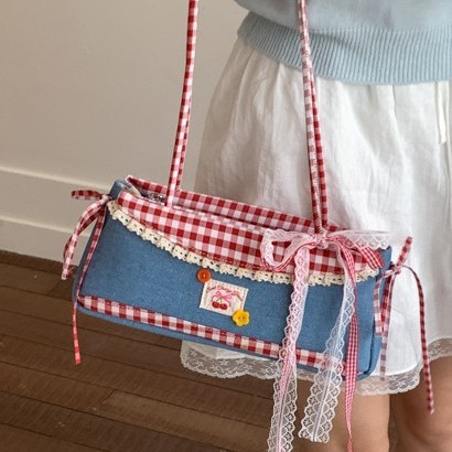 This new niche original design handbag for commuting is eye-catching, versatile, fashionable, cute, and has a high level of appearance. It's a color-blocked women's bag Specification drawing