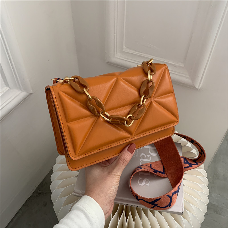 Simple and casual handbag, fashionable 2021 new retro and individual wide shoulder strap single-shoulder bag, stylish thick chain small bag full figure