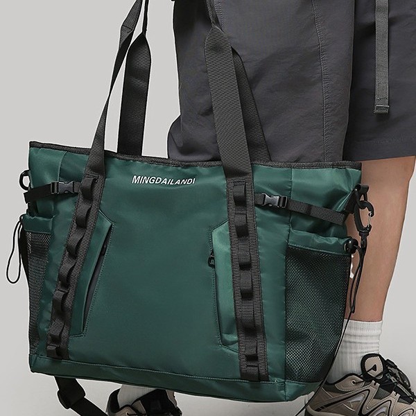 Single-shoulder hand-carry travel bag, large-capacity business trip luggage bag, eye-catching outdoor leisure waterproof sports and fitness bag Application Scenario