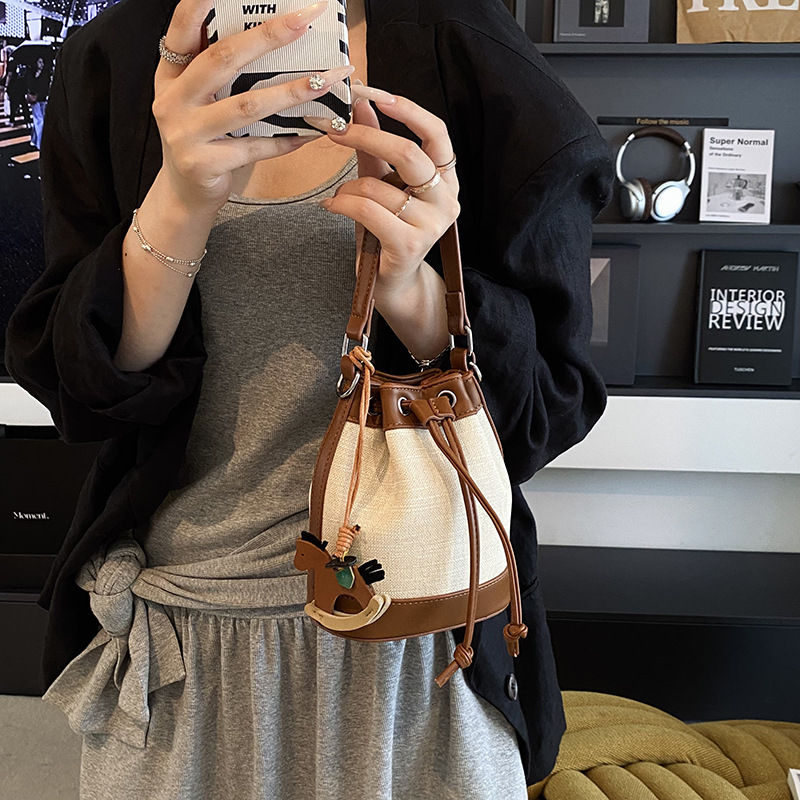 Cross-border fashion bucket bag 2025 new style niche single-shoulder bag drawstring crossbody bag High-end handbag for women details Picture
