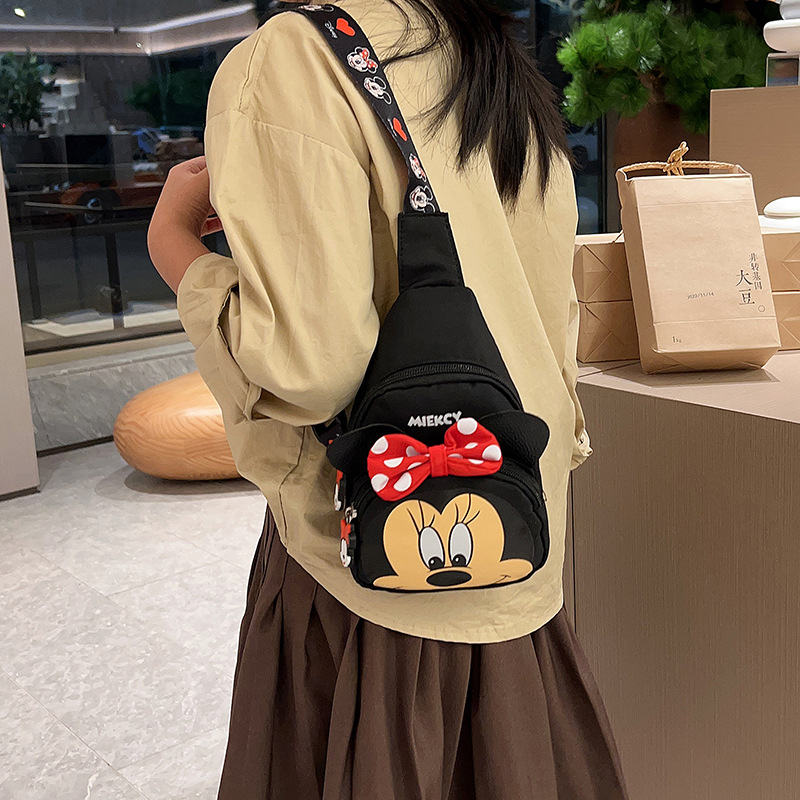 Bow children's chest bag, Mickey Mouse boy and girl crossbody backpack, cute cartoon printed children's travel single-shoulder bag Application Scenario