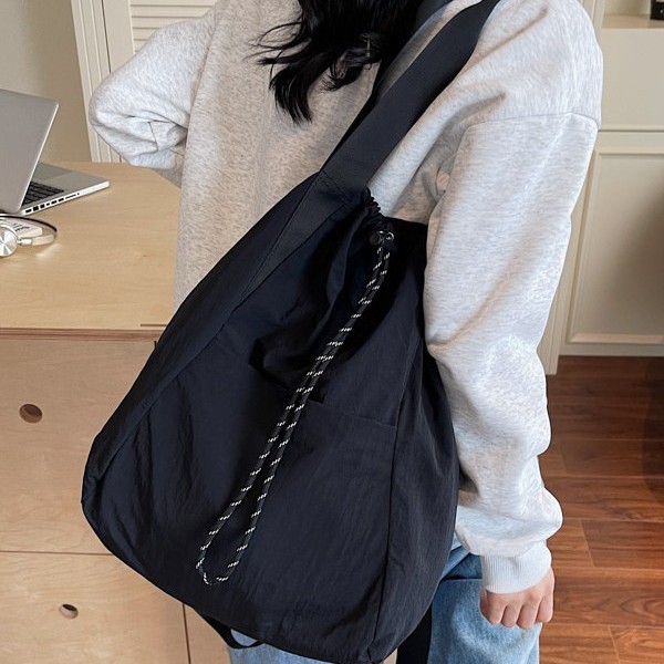 Men's and women's commuting casual sports nylon bag, waterproof single-shoulder bag, flash drawstring, large-capacity travel lightweight backpack Application Scenario