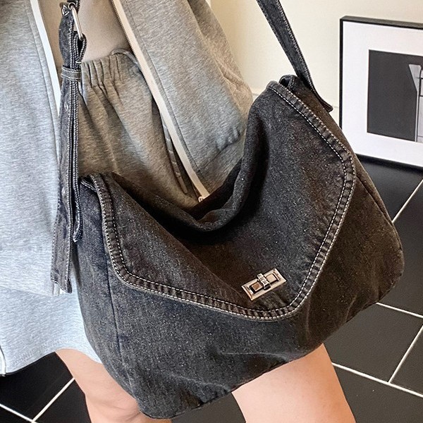 A new fashion crossbody denim bag for women, a chain single-shoulder eye-catching commuting bag, a large-capacity versatile tote bag Application Scenario