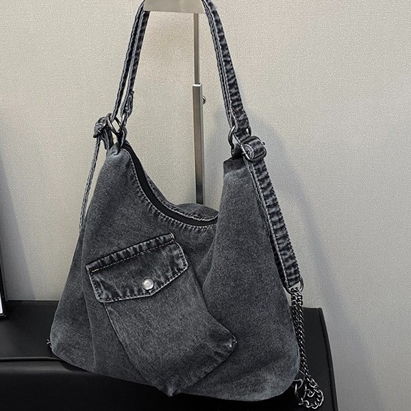 A laid-back washed denim tote bag for women, a new hot girl handbag that catches the eye, a retro large-capacity single-shoulder bag Application Scenario