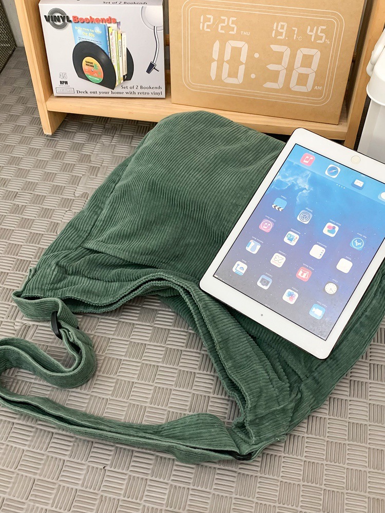 A new 2024 Japanese large-capacity corduroy single-shoulder crossbody bag with a laid-back style and a tote bag for college students Item Picture