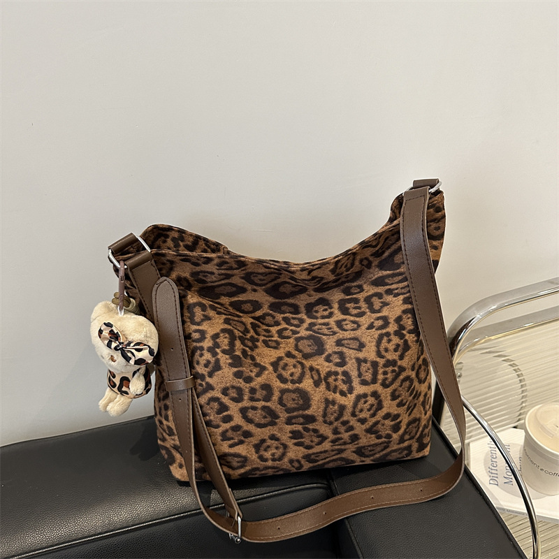 Cross-border women's bag, retro and stylish tote bag, new fashionable leopard print large-capacity single-shoulder bag for commuting to work full figure