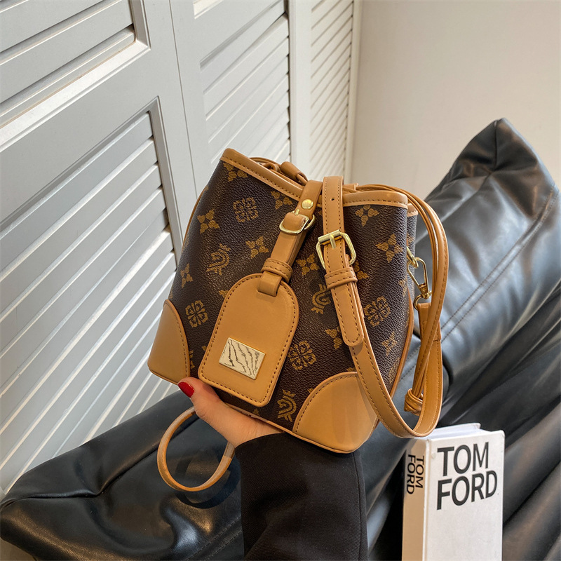 This year's popular bags: The 2024 new style of trendy, fashionable and high-end single-shoulder bag with a unique texture and casual crossbody bucket bag Application Scenario