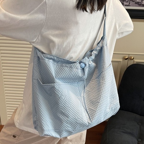 The new casual single-shoulder bag, with a laid-back and feminine style, showcases a large-capacity tote bag and a crossbody bag for school and commuting full figure