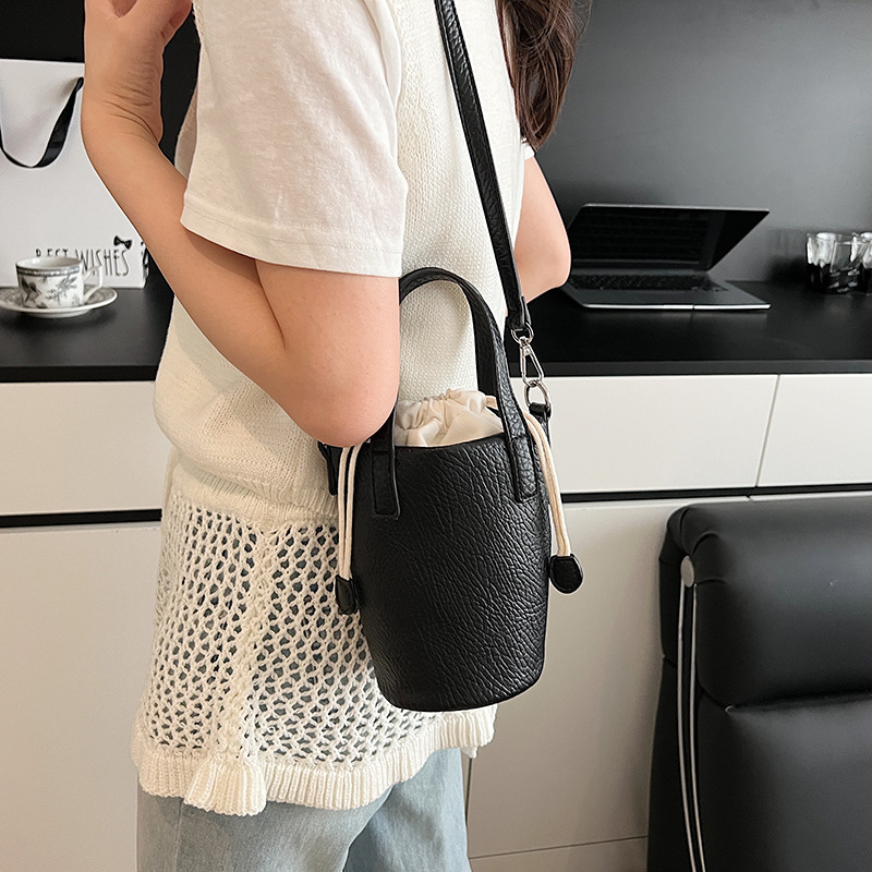 Cross-border lychee pattern retro oil wax leather bucket bag for women, 2025 new style, high-end and niche design, single-shoulder crossbody bag details Picture