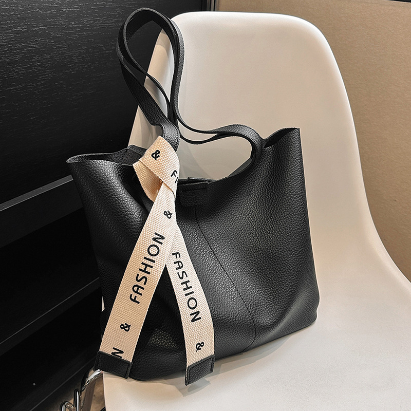 French niche, simple and large-capacity commuter tote bag for women 2023 new style, fashionable and versatile, soft leather single-shoulder large bag Application Scenario