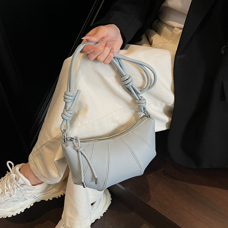 The new trendy and fashionable croissant bag for women in 2025 is a high-end and versatile single-shoulder crossbody bag details Picture