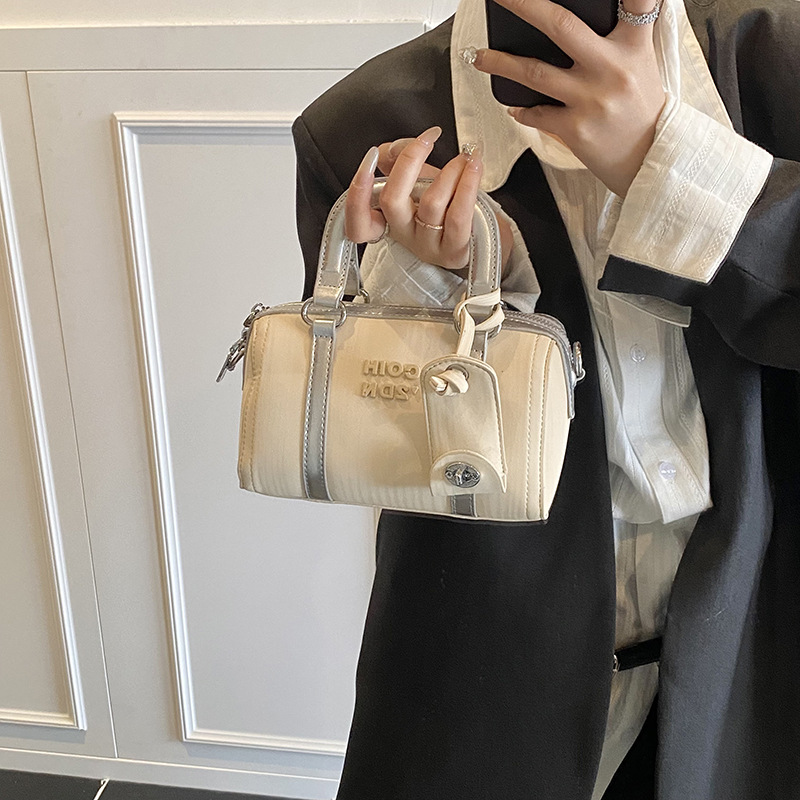 The 2025 new high-end, niche hand-held pillow bag, a retro and fashionable single-shoulder bag for women, and a versatile and stylish crossbody bag details Picture