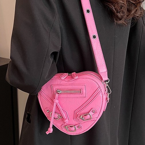 The 2024 new trendy heart-shaped motorcycle bag is a sweet and cool rivet single-shoulder bag with a retro and niche design sense full figure